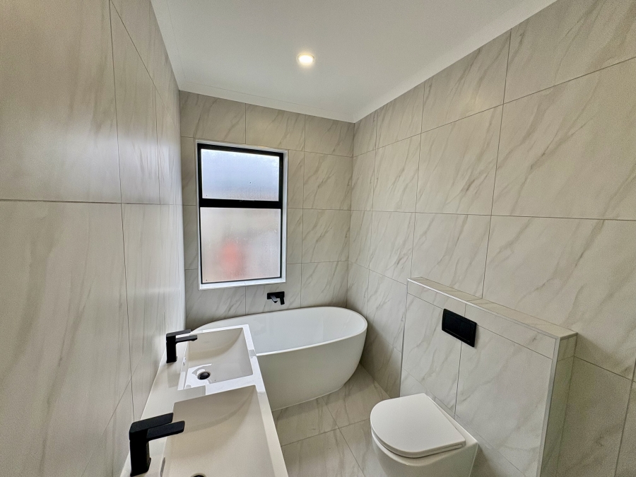 To Let 4 Bedroom Property for Rent in Sandown Western Cape